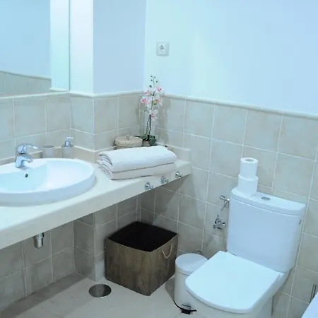 Precioso Con Jardin Y Piscina Comunitaria Estepona